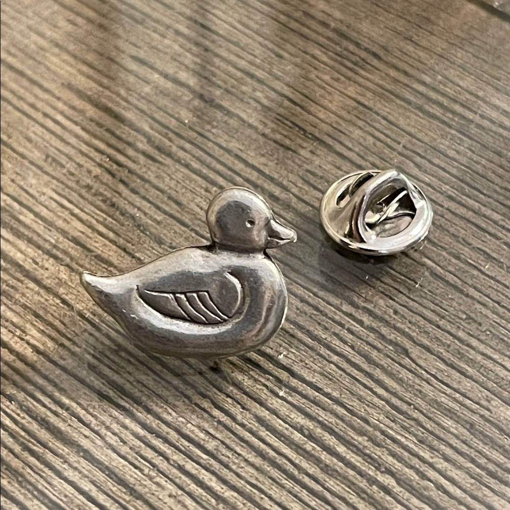 Vintage D.P. Limited Maiden Vermont Pewter Duck Pinback Pin - Picture 2 of 16
